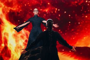 Η Κλαυδία με την Αστερομάτα στην σκηνή της Eurovision