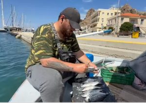 Λήμνος: Καθαρίζουμε μελανούρια στην βάρκα!