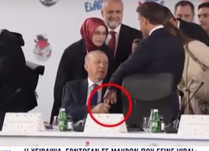 Η χειραψία Ερντογάν σε Μακρόν που έγινε viral: Παιχνίδι κυριαρχίας από τον Τούρκο πρόεδρο για τα τουρκικά μέσα