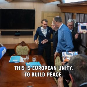 Οι θεωρίες συνωμοσίας με το χαρτομάντιλο του Μακρόν...