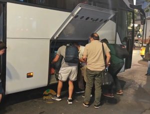 «Φοβηθήκαμε, ήμασταν τέσσερις μέρες στα καταφύγια» - Στο Σύνταγμα οι πολίτες που απεγκλωβίστηκαν από το Ισραήλ